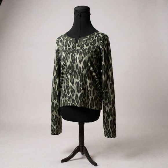 St. John Sport Women’s Exotic Leopard Print Top Green Size Designer Knit - Picture 3 of 5